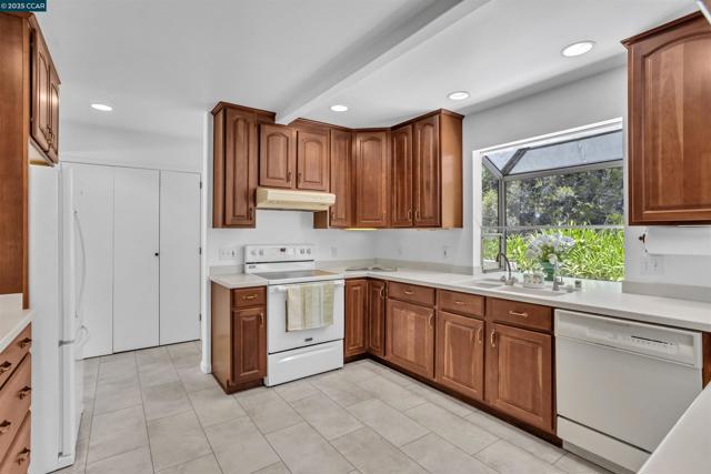 18 Van Tassel Ln, Orinda CA: https://media.crmls.org/mediaz/1c84165c-fd4f-4b43-a291-83f690f77b82.jpg
