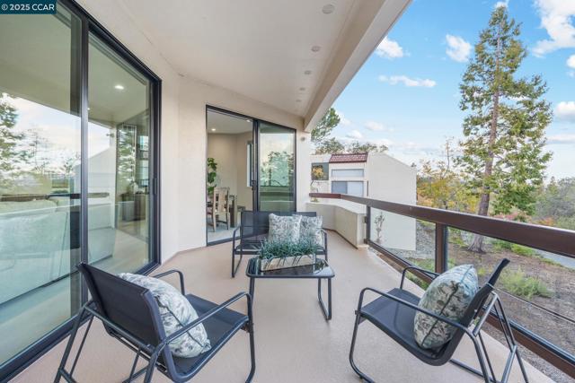 3535 Terra Granada Dr, Walnut Creek CA: https://media.crmls.org/mediaz/1c841b88-8470-4046-ac17-e3d71464d05b.jpg