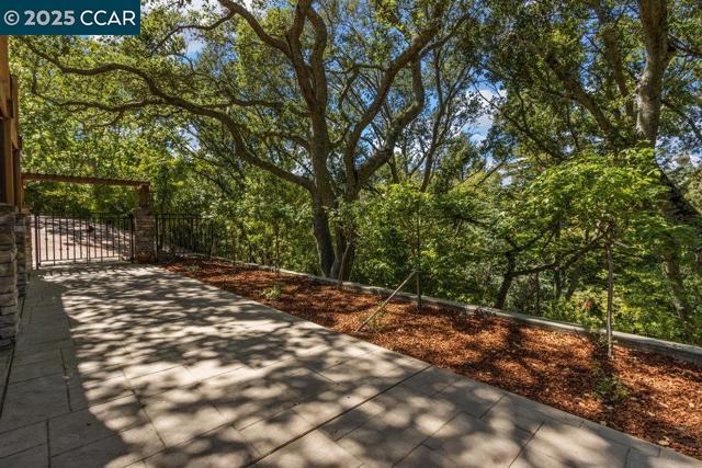 3949 Canyon Dr, Lafayette CA: https://media.crmls.org/mediaz/1c8540c6-4658-4d5e-8cbb-6ac10310694e.jpg