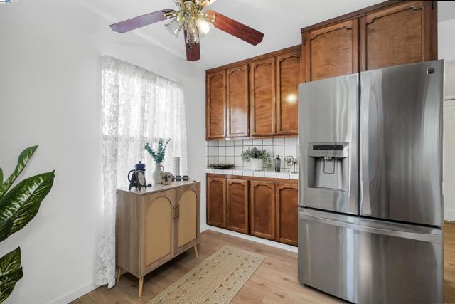 11132 Acalanes Dr, Oakland CA: https://media.crmls.org/mediaz/1c86d3c1-dedd-4a0e-bd19-940427ca14fc.jpg