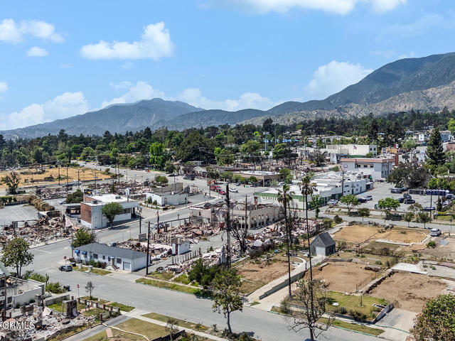 925 Beverly Way, Altadena CA: https://media.crmls.org/mediaz/1c86f602-69f2-4833-b8d4-b1d59f4dcadf.jpg