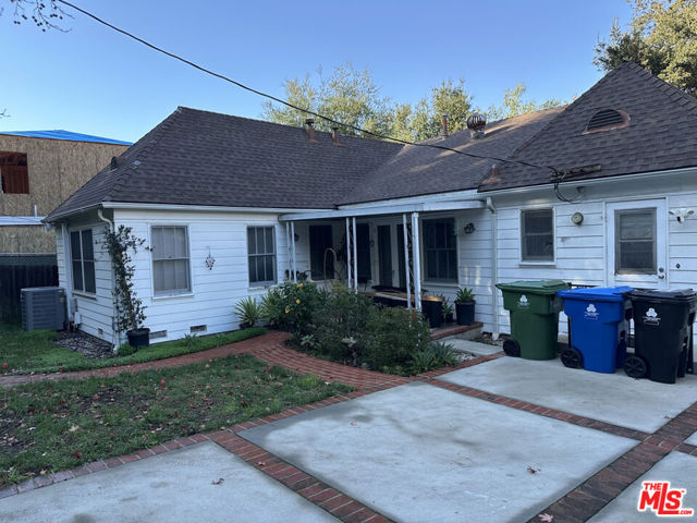 12752 Halkirk Street, Studio City CA: https://media.crmls.org/mediaz/1c870bfb-b904-464a-bc44-79d5d1db2234.jpg