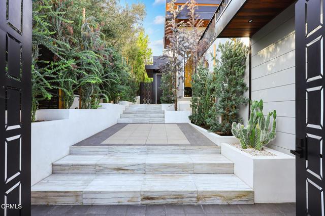 Detail Gallery Image 13 of 73 For 10747 Valleyheart Dr, Studio City,  CA 91604 - 4 Beds | 3 Baths