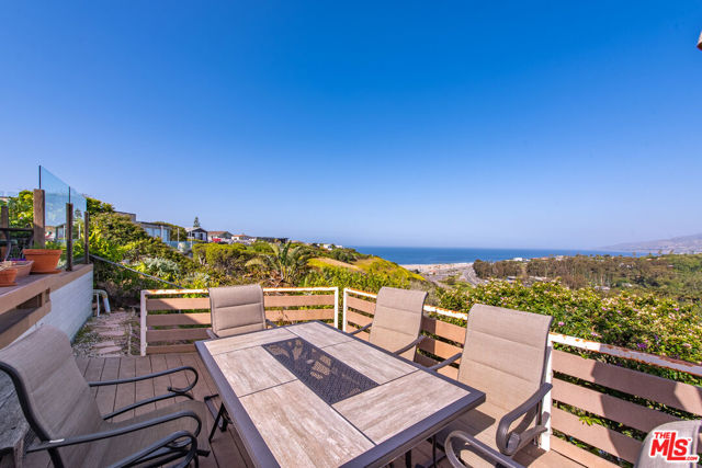 29500 Heathercliff Road, Malibu CA: https://media.crmls.org/mediaz/1c87764a-7aa1-4b9f-8d61-b5d1595d3196.jpg