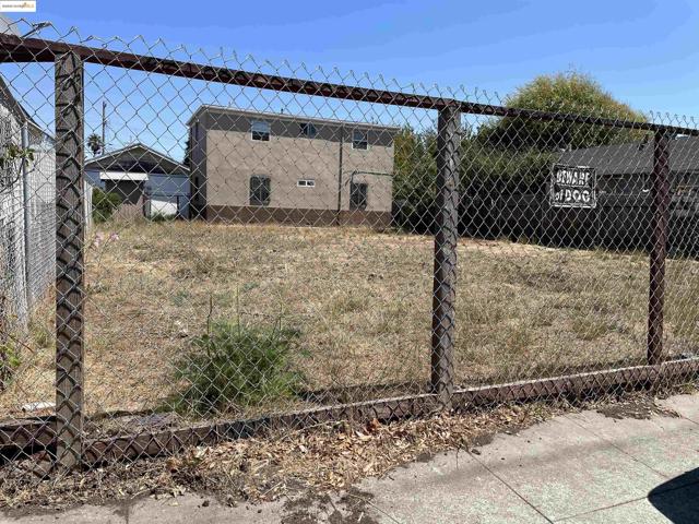 381 S 34Th St, Richmond CA: https://media.crmls.org/mediaz/1c8814f5-00c8-440d-9056-e1698cb8b4d2.jpg