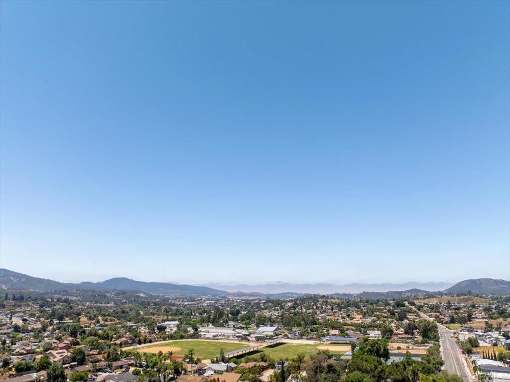 https://media.crmls.org/mediaz/1c89570c-ffc7-492d-85ac-d8ef8edd46dc.jpg?preset=X-Large