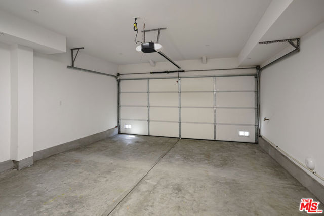 11220 Victory Boulevard, North Hollywood CA: https://media.crmls.org/mediaz/1c8a10d6-16e8-48ed-9d02-b5cb9195d446.jpg