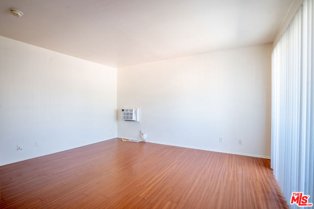 820 S St Andrews Place, Los Angeles CA: https://media.crmls.org/mediaz/1c8b8413-dfda-4d68-9e9f-53456a7c67bc.jpg