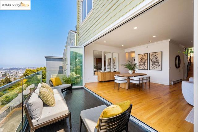 678 Clipper St, San Francisco CA: https://media.crmls.org/mediaz/1c8bd895-307c-44a9-9621-ec8be3400120.jpg
