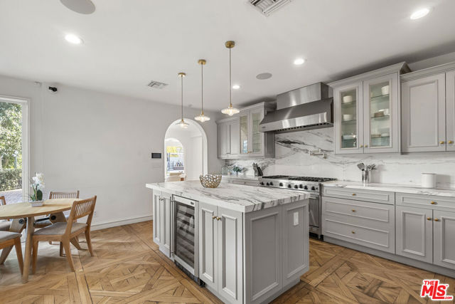 8828 Thrasher Avenue, Los Angeles CA: https://media.crmls.org/mediaz/1c8bea5d-e62e-4ce2-8955-95e6593ec209.jpg