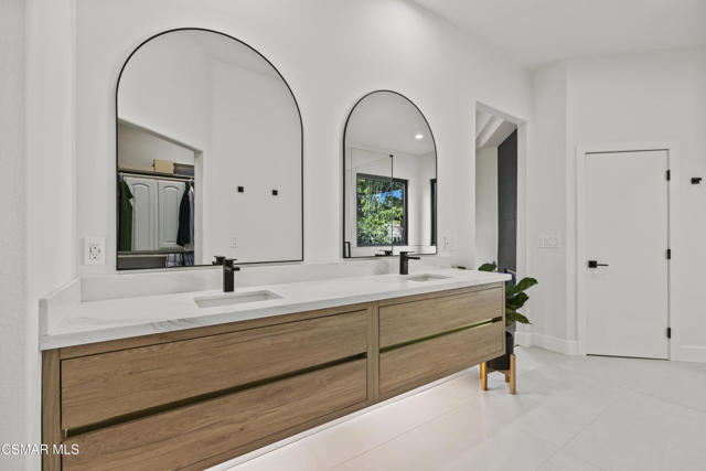 911 Vivian Circle, Newbury Park CA: https://media.crmls.org/mediaz/1c8cabc6-e359-4859-a114-6dcec0dff740.jpg