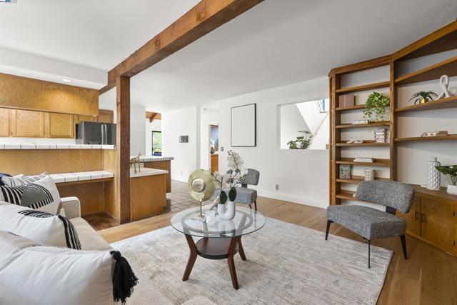 6425 Zinn Dr, Oakland CA: https://media.crmls.org/mediaz/1c8ce1b9-ba6a-4522-9d73-9e655397de52.jpg