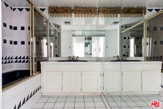 217 S Le Doux Road, Beverly Hills CA: https://media.crmls.org/mediaz/1c8d21ec-90c4-487e-a396-e5a1e4e2d280.jpg