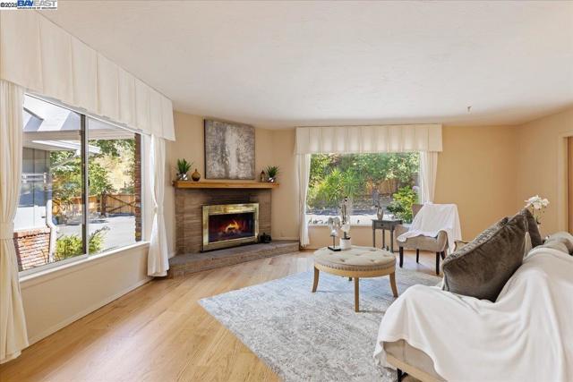 30261 Palomares Rd, Castro Valley CA: https://media.crmls.org/mediaz/1c8db4e0-de2d-4cd3-899f-9a14d92177fd.jpg