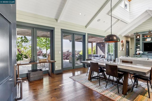 25 La Campana, Orinda CA: https://media.crmls.org/mediaz/1c8df997-90fd-4743-92cf-550ac4dd25f5.jpg