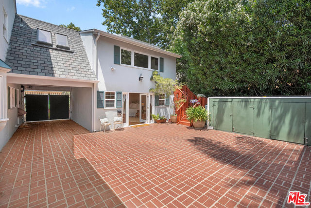 11818 Laurel Hills Road, Studio City CA: https://media.crmls.org/mediaz/1c8e02ff-f015-427b-a14c-dc46c8f89b60.jpg