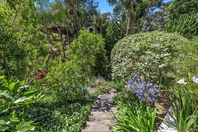 7728 Ludington Pl, La Jolla CA: https://media.crmls.org/mediaz/1c8ec34b-c93c-4e8b-b6d5-6ce104b03b11.jpg