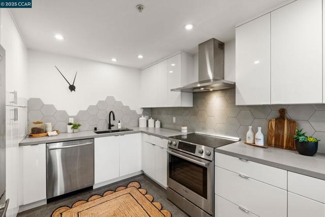 1200 65Th St, Emeryville CA: https://media.crmls.org/mediaz/1c8ef1f0-6951-488b-996b-71655d178485.jpg