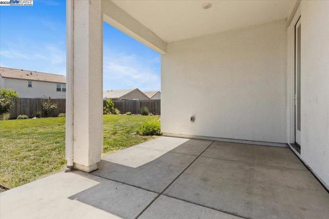 946 Osprey Dr, Lathrop CA: https://media.crmls.org/mediaz/1c90ea67-7c8c-456c-b03e-c36bf0430ab0.jpg