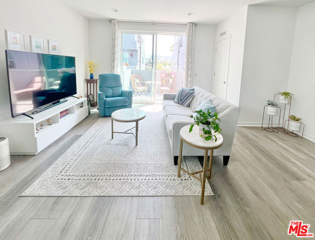 2927 1/2 Denby Avenue, Los Angeles CA: https://media.crmls.org/mediaz/1c927679-7d68-4cdd-b564-29e14aa0efb4.jpg