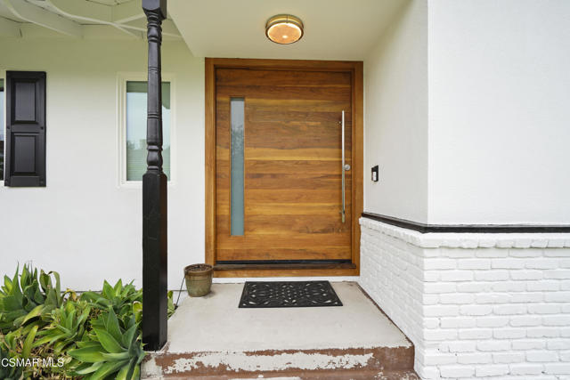 1658 La Granada Drive, Thousand Oaks CA: https://media.crmls.org/mediaz/1c9281a1-3d7c-4842-be47-c679898b6b34.jpg