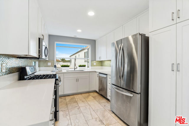 1129 2nd Street, Hermosa Beach, California 90254, 3 Bedrooms Bedrooms, ,3 BathroomsBathrooms,Residential,For Sale,2nd,25491509