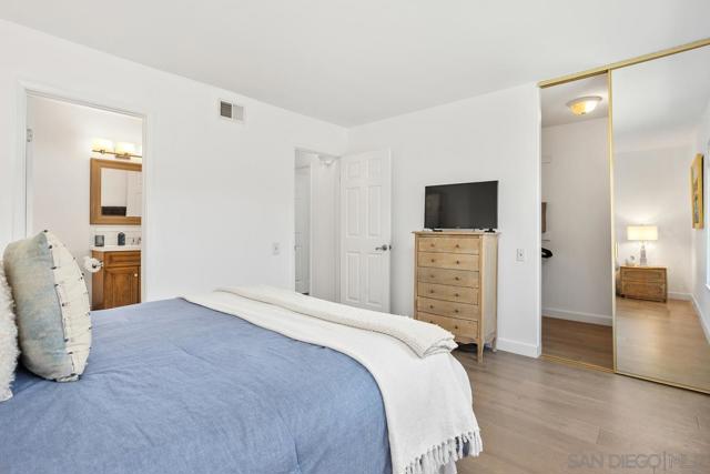 545 Shady Brook Pl, Escondido CA: https://media.crmls.org/mediaz/1c936ccb-669c-4ec5-af33-880e7753a577.jpg