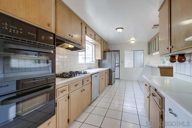 1354 Chalcedony St, San Diego CA: https://media.crmls.org/mediaz/1c939a94-786d-489e-89f8-b8db00b77e46.jpg