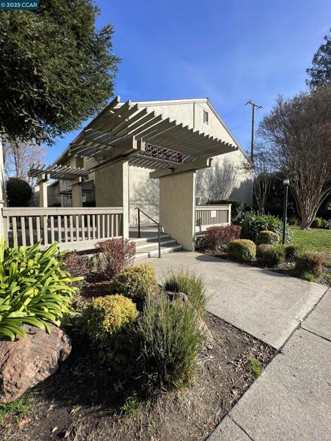 2562 Walnut Blvd, Walnut Creek CA: https://media.crmls.org/mediaz/1c93b9df-e6f3-497f-8a45-07468670af96.jpg