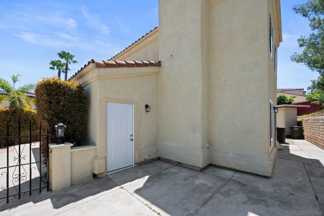 1669 Lisbon Pl, Escondido CA: https://media.crmls.org/mediaz/1c93d49e-f457-47f6-8244-926dfb1f0168.jpg