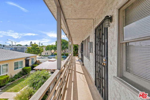 1811 Ocean Park Boulevard photo 4