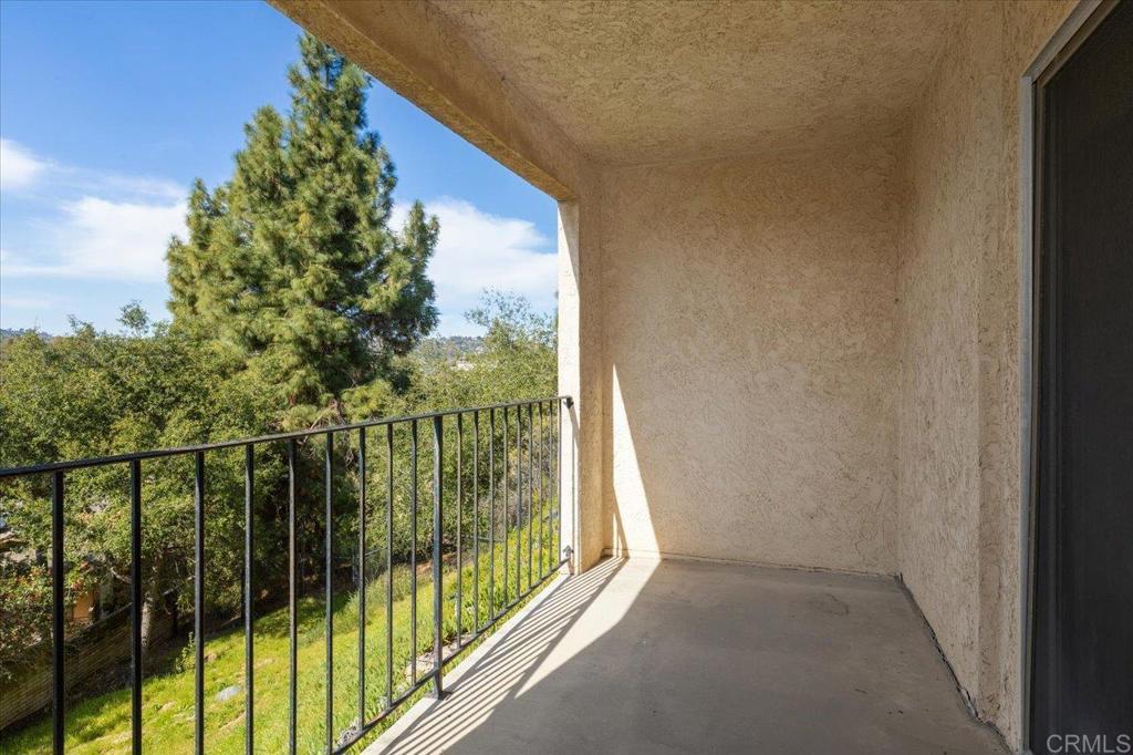 https://media.crmls.org/mediaz/1c956736-2194-49a4-8ae8-4755facfd392.jpg?preset=X-Large