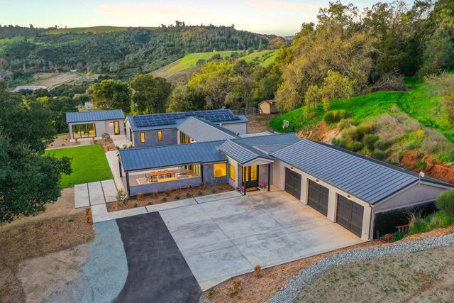 18290 Cochrane Road, Morgan Hill CA: https://media.crmls.org/mediaz/1c95c8e1-1508-4e68-8eae-9e382286c097.jpg