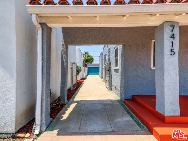 7415 S Harvard Boulevard, Los Angeles CA: https://media.crmls.org/mediaz/1c96dac6-6db1-49e9-b2c4-71a86561a0e8.jpg