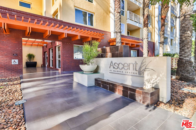 21301 ERWIN Street, Woodland Hills CA: https://media.crmls.org/mediaz/1c980014-a852-42c4-a3a9-e020cae6caf6.jpg