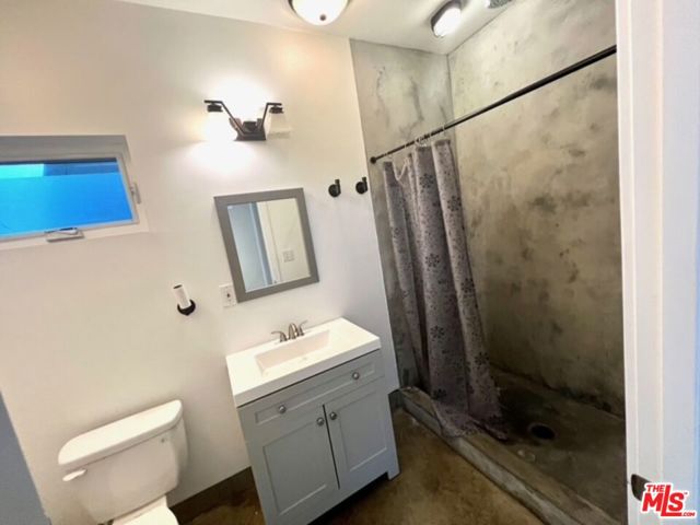 2513 Lincoln Boulevard, Venice CA: https://media.crmls.org/mediaz/1c9802b9-ad54-44cf-8d15-94ffb1c23c44.jpg