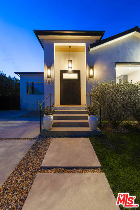 123 S Kilkea Drive, Los Angeles CA: https://media.crmls.org/mediaz/1c9827df-a92b-494d-aa38-fb51ab24eb9d.jpg