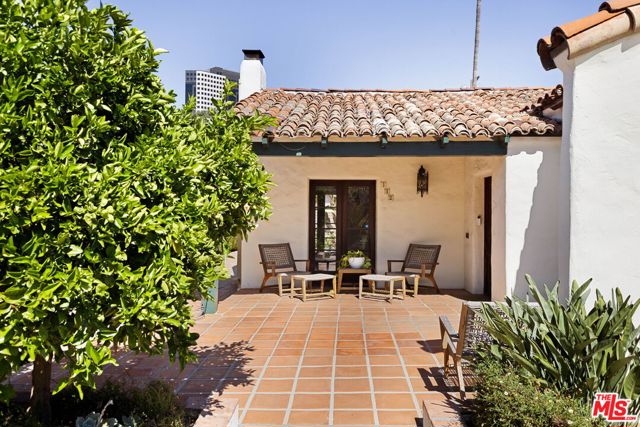 112 N Valley Street, Burbank CA: https://media.crmls.org/mediaz/1c987532-928e-4f02-ae23-6a35efea12b9.jpg