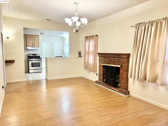 9719 Holly St, Oakland CA: https://media.crmls.org/mediaz/1c995e60-7149-4a48-9bad-cde2b88241dd.jpg