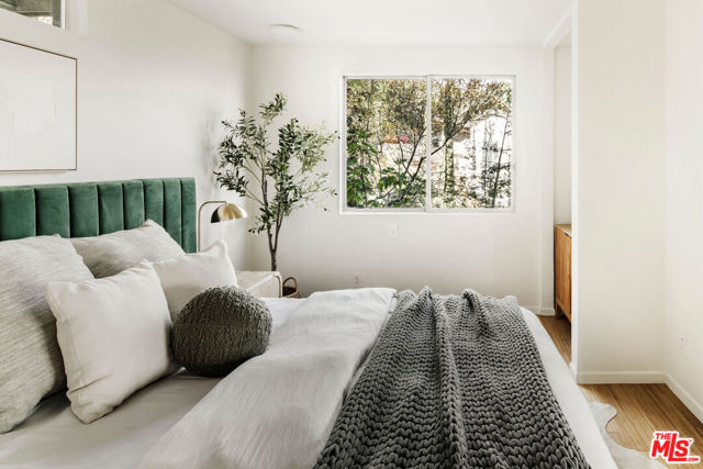 3720 Alta Mesa Drive, Studio City CA: https://media.crmls.org/mediaz/1c9a4c8b-4e72-435e-9688-eead98209583.jpg