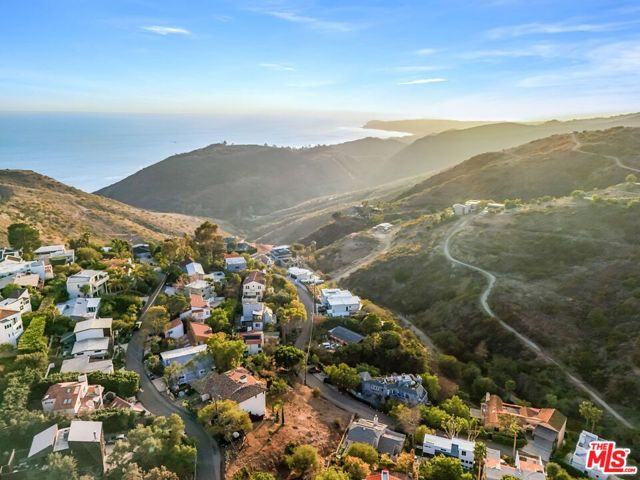 2880 Searidge Street, Malibu CA: https://media.crmls.org/mediaz/1c9a65ab-19a1-4137-bc90-c5a83b6f2545.jpg
