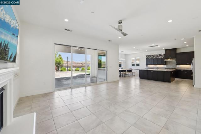 2909 Tulare Hills Dr, Dublin CA: https://media.crmls.org/mediaz/1c9a8427-4079-445b-bbae-a336206f32de.jpg