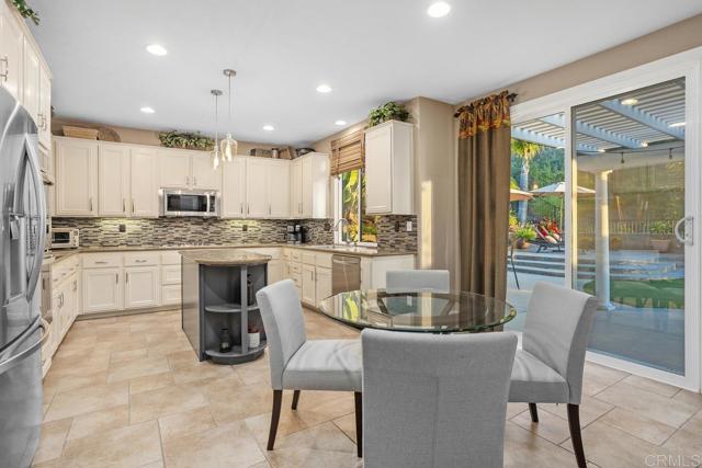 Detail Gallery Image 14 of 58 For 1122 via Vera Cruz, San Marcos,  CA 92078 - 5 Beds | 3 Baths