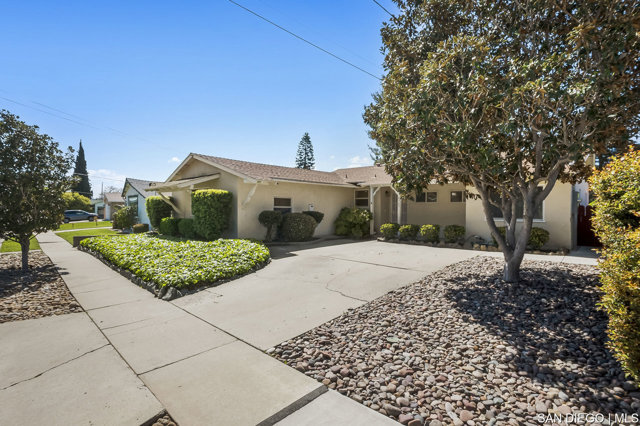 8365 Lake Adlon DR, San Diego CA: https://media.crmls.org/mediaz/1c9b0efc-8097-4249-b36c-345e9d3cbd2e.jpg