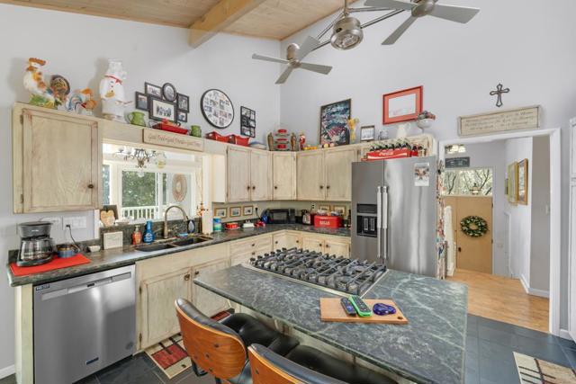6 Stratford Place, Monterey CA: https://media.crmls.org/mediaz/1c9eead2-dd94-4264-8c0f-d69647c9e949.jpg