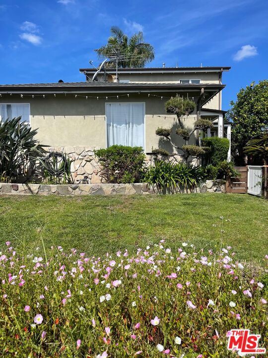 8503 Lilienthal Avenue
