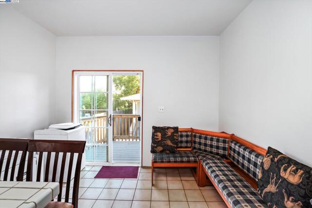 835 Apgar St, Oakland CA: https://media.crmls.org/mediaz/1ca33506-db25-46d4-b0d1-aa063d655eb1.jpg