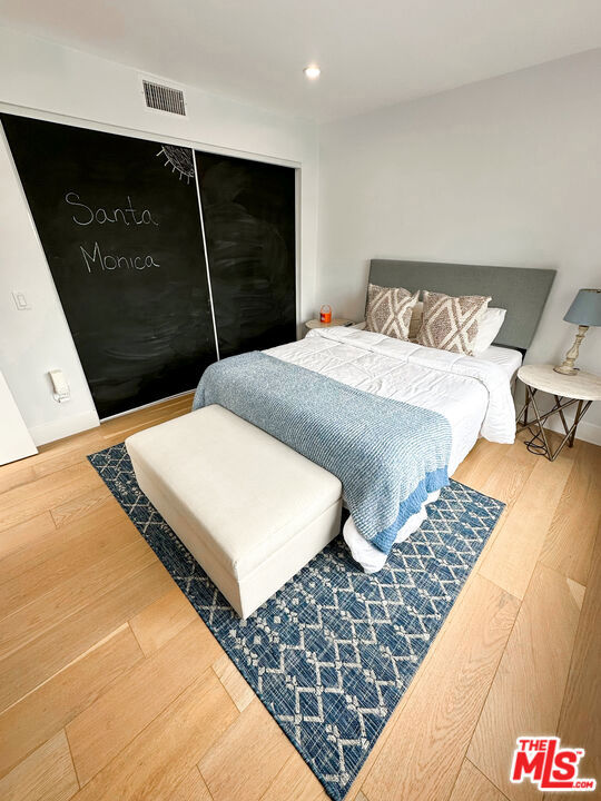 910 19th Street, Santa Monica CA: https://media.crmls.org/mediaz/1ca37562-b7a7-4928-aac3-50f0ebb3ce27.jpg