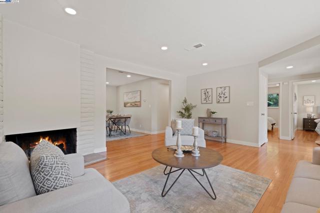 2371 Mallard Dr, Walnut Creek CA: https://media.crmls.org/mediaz/1ca41e9f-1b21-4494-a8b1-692af0441830.jpg