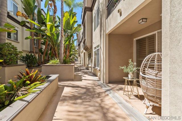 4165 Executive Dr, La Jolla CA: https://media.crmls.org/mediaz/1ca49b22-8869-4d93-9129-9f9fc2b2285d.jpg